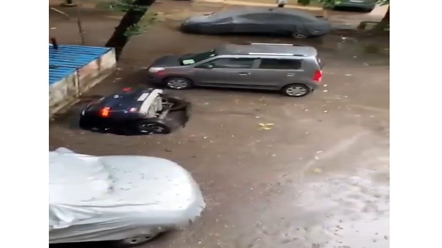 car sinks in ghatkopar