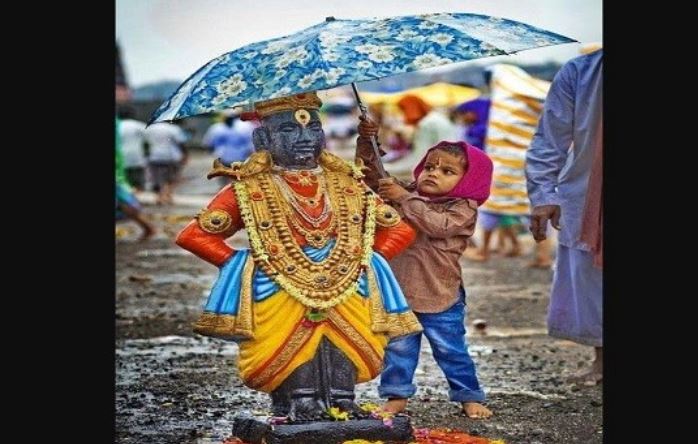 Photo of kid shielding idol under umbrella instagram smriti irani