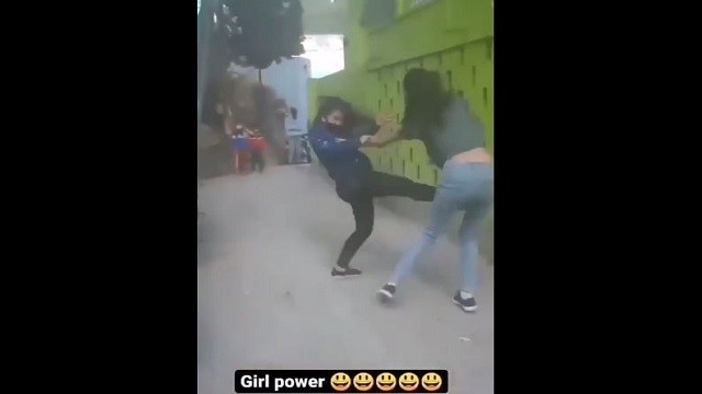girls fight on street