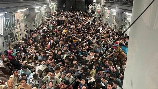 600 people in us military plane
