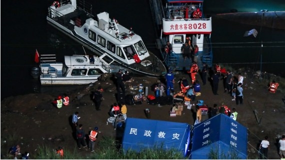 passenger boat overturns china