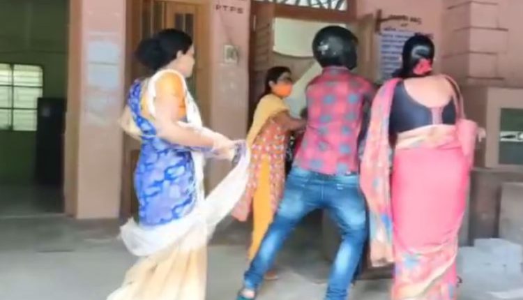 couple fights in Balasore Court premises