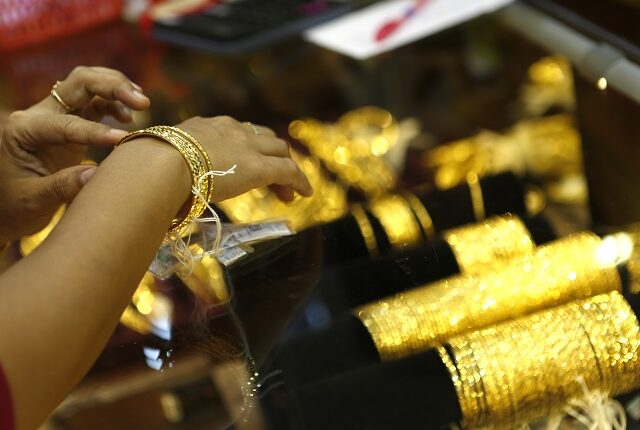 Gold price falls in India