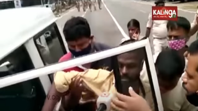 suicide attempt infront of odisha assembly