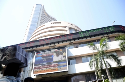 Indices fall sharply in early trade, Sensex declines nearly 1K pts