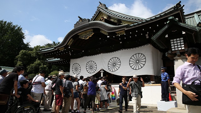 Japanese lawmakers visit tokyo shrine