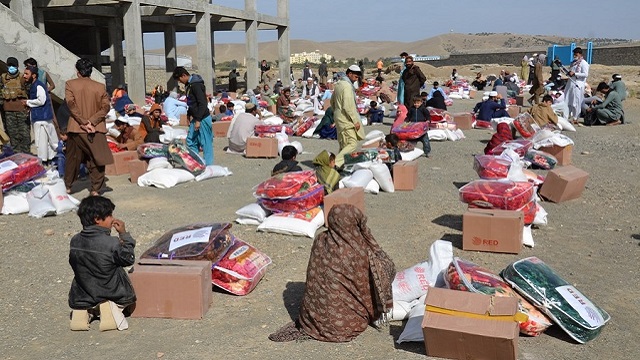 Afghan families receive food aid
