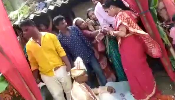 Bride takes out bangles during wedding