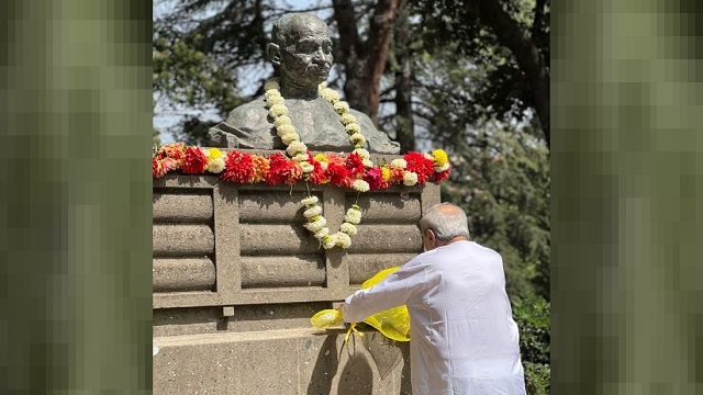 Naveen Patnaik pays tribute to Mahatma Gandhi in Rome