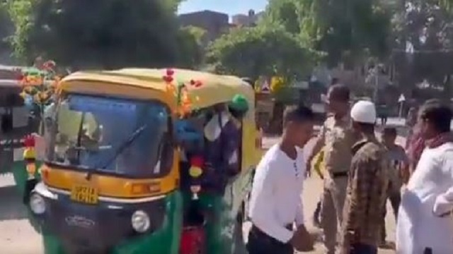 27 persons stuffed in one Auto Rickshaw