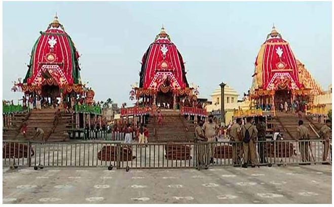 ‘Dakhina Moda’ of three chariots held at Saradhabali in Puri