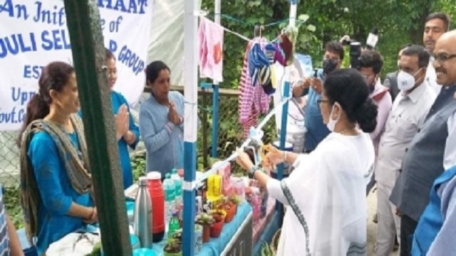 Mamata prepares golgappa, serves to children in Darjeeling