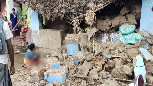 Wall collapses on family in Jaleswar