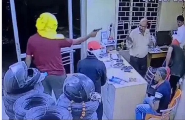 miscreants loot businessman in UP