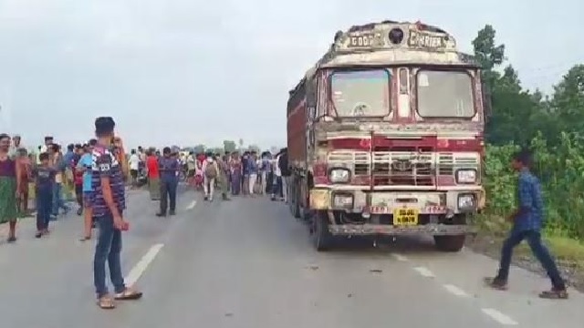 truck hits auto-rikshaw in Kamakhyanagar