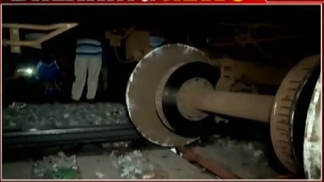 Three coaches of Puri-Howrah Express derails in Puri of Odisha