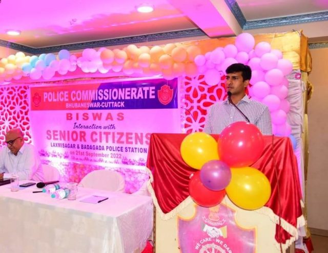 police interacts with senior citizens in bhubaneswar