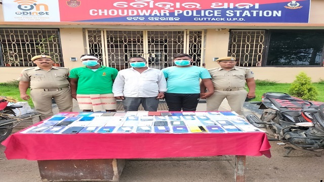 Odisha: Inter-state mobile looters gang busted in Cuttack, 3 held