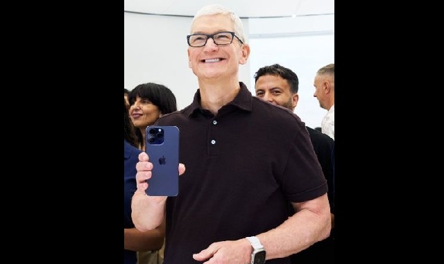 Tim Cook greets first iPhone 14 buyers