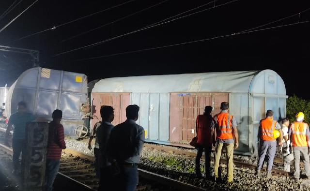 train derails in samsbalpur