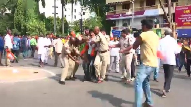 Scuffle between BJP worker & Police in Bhubaneswar