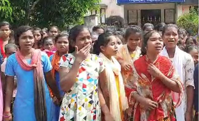Hundreds of girl students seats in front of Block office due to starvation in Mayurbhanj