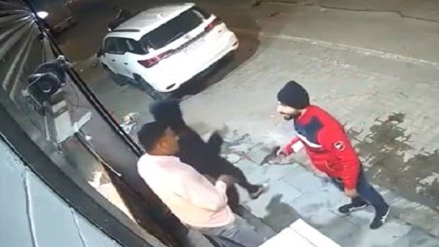 suv looted at gun gunpoint in delhi cantonment