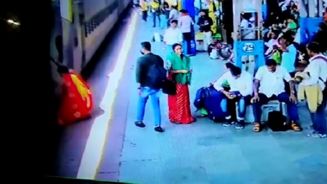 Woman falls in the gap between train and platform in Bihar, RPF officer ...