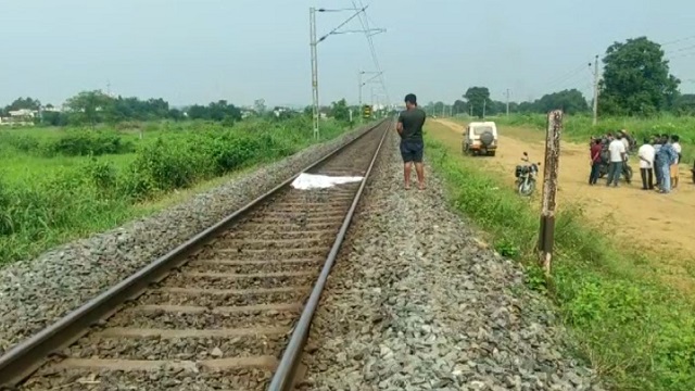 couple commits suicide by jumping before of train in Puri