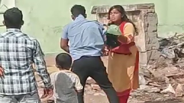 Woman beats man with slipper in Berhampur