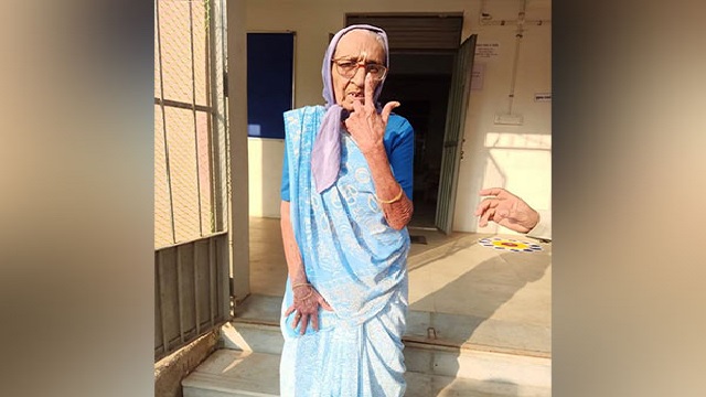 centenarian casts vote in gujarat