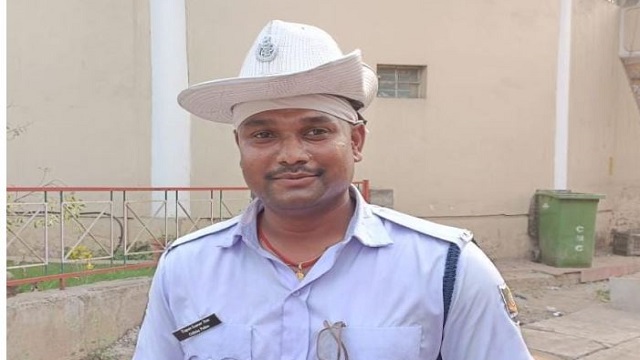 Traffic cop saves woman from committing suicide
