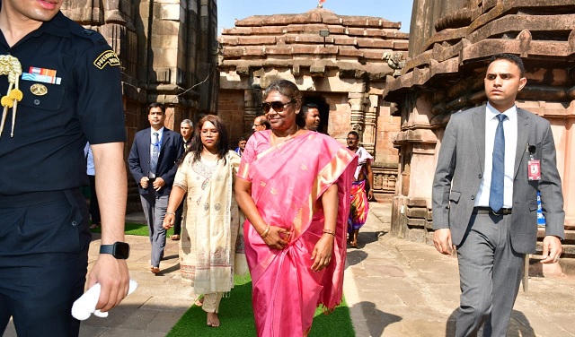 president draupadi murmu visits lingaraj temple