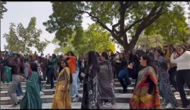 Delhi Professors dance to SRK