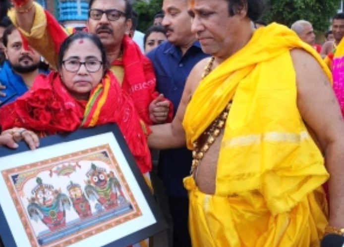 Mamata visits Jagannath temple