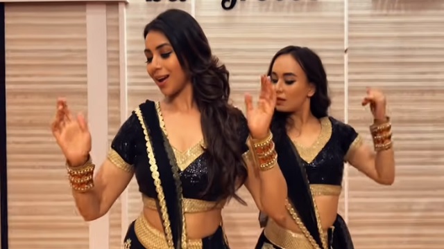 Girls dance to up bihar lootne