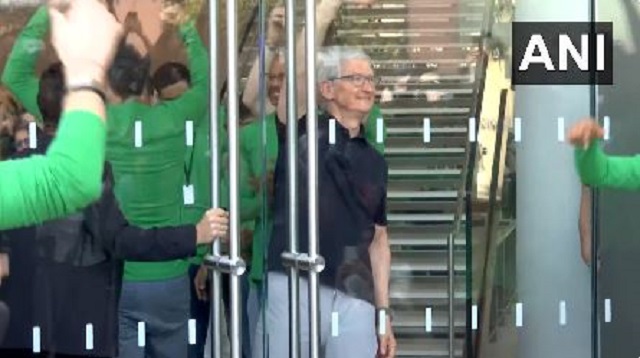 tim cook greets customers in apple store