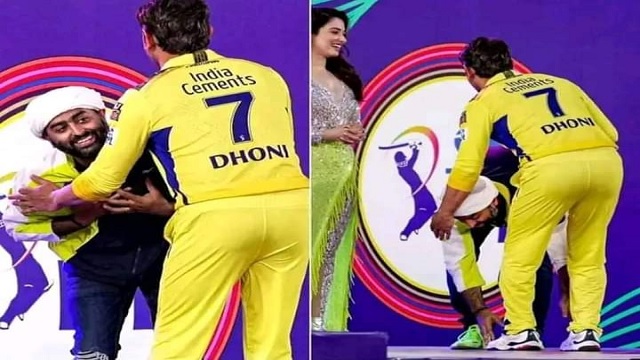 Arijit Singh touches Dhoni's feet