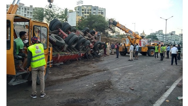 truck accident in pune