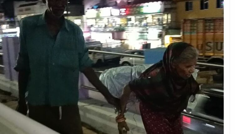 Old couple struggles for livelihood in Bhubaneswar