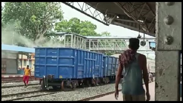 train leaves bogies behind odisha