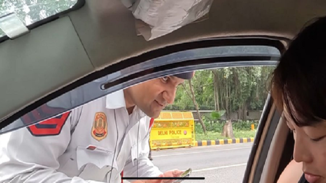 Delhi traffic cops extorting money