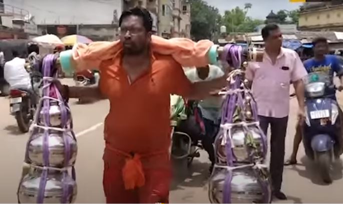 Bhubaneswar: Youth walks carrying 100 kg