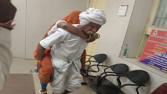 man carries wife on back to hospital in Odisha