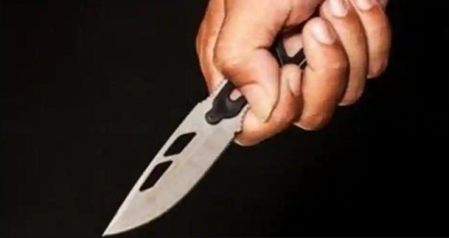 Man slashes his throat with knife in Karnataka HC
