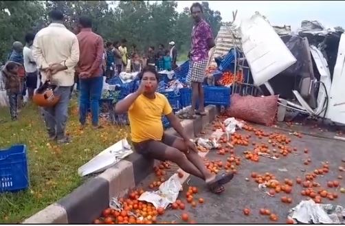 Tomato laden vehicle overturns in Keonjhar