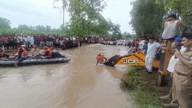 tractor overturns into river in Uttar Pradesh