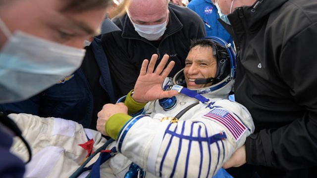 Astronaut with 2 russians returns earth