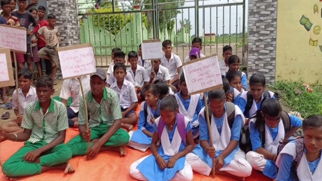 Students protest against teacher's casteist remarks in Bhadrak