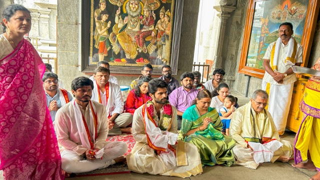 Vijay deverkonda visits temple